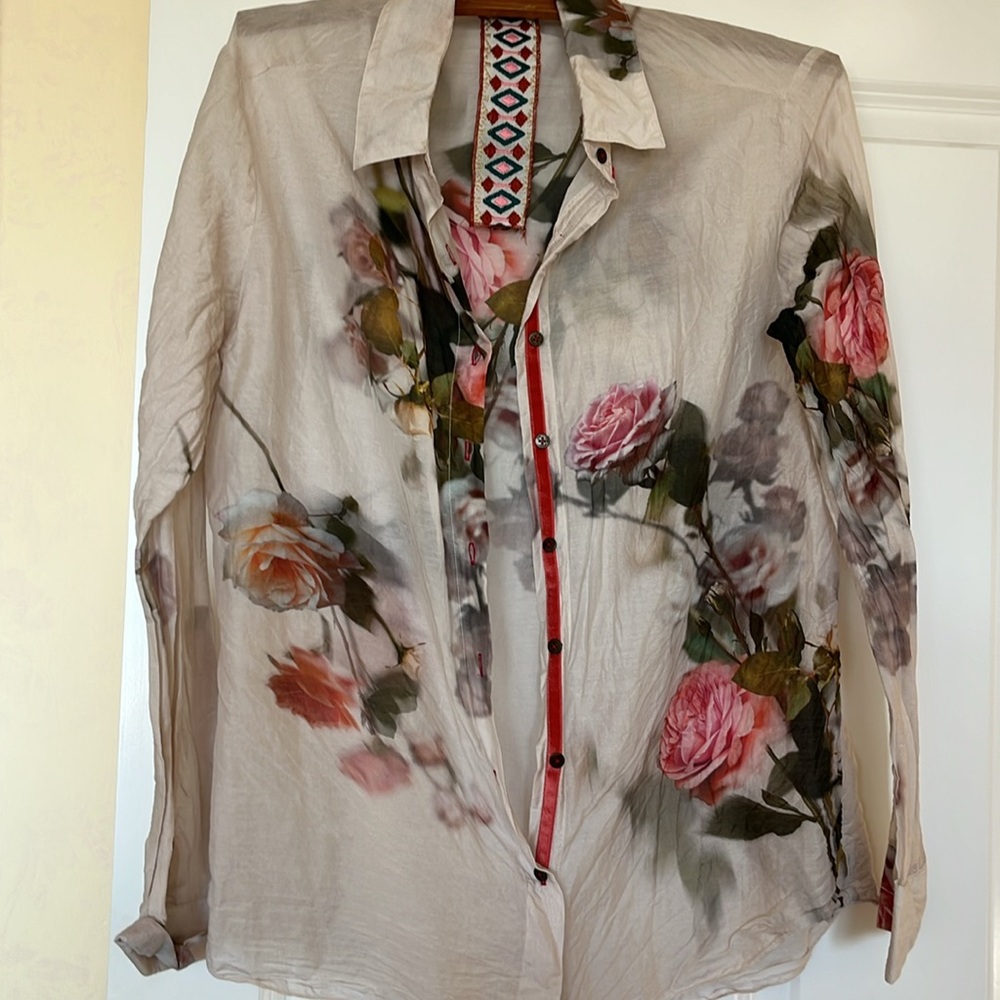 Button down blouse with shades of pink, rose, apricot roses and green leaves. - Picture 5 of 5